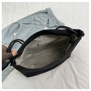 Détail de l'intérieur du grand sac cabas avec doublure grise et poche zippée pratique