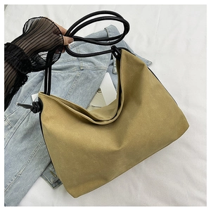 Détail du sac fourre-tout en toile unie avec anse en corde tressée noire et décoration