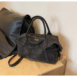 Detailansicht der großen anthrazitgrauen Boston Bag mit Doppelgriffen und Metall-Reißverschlüssen