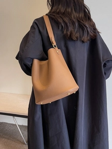 Sac seau en cuir grainé marron avec finitions dorées et bandoulière chic