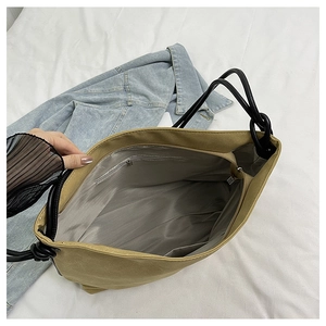 Vue intérieure du grand sac fourre-tout kaki montrant la doublure et la poche zippée