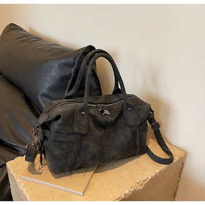 Detailansicht der dunkelgrauen Mattierung und des verstärkten Metall-Reißverschlusses der Tasche