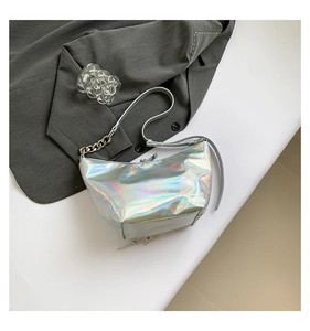 Primer plano de bolso hobo plateado holográfico con patrón de serpiente y cadena