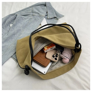 Vue intérieure du grand sac cabas en toile kaki montrant l'espace pour les tablettes