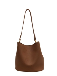 Sac seau en cuir grainé marron avec bandoulière longue et anneaux en métal doré