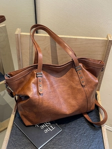 Retro brown large capacity tote bag with star rivets and adjustable shoulder strap