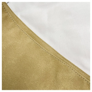 Gros plan sur le daim jaune moutarde avec doublure blanche et coutures doubles précises
