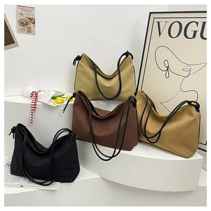 Détail montrant quatre sacs cabas minimalistes en toile de couleurs neutres et anses noires