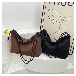 Détail de sacs cabas minimalistes en toile noir et marron avec doubles cordes de transport