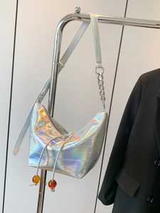 Bolso hobo plateado holográfico con estampado de cocodrilo y detalle de cadena