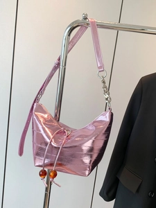 Bolso bandolera media luna rosa metalizado con cadena plateada y perlas ámbar