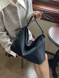 Grand sac cabas noir minimaliste avec bandoulière nouée pour le transport quotidien