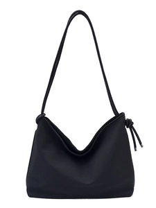 Sac cabas minimaliste en cuir noir avec détails de nœuds et embouts métalliques