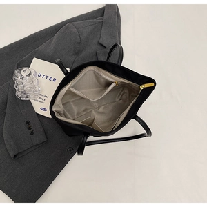 Vue détaillée de l'intérieur du grand sac fourre-tout noir avec poche zippée