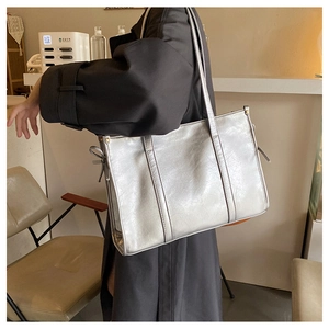 Detailansicht einer silbernen Shopper-Tasche mit Metallic-Knitteroptik und Doppelnaht