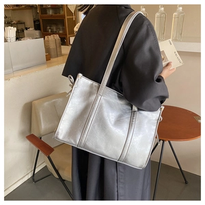 Moderne silberne Tragetasche mit Crinkle-Struktur an der Schulter für den täglichen Weg