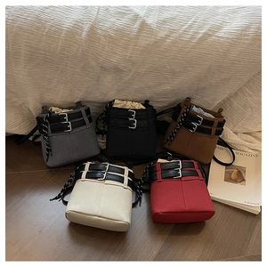 Borse a secchiello in pelle scamosciata grigio nero marrone beige e rosso opzioni