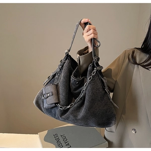 Détails du sac cabas en denim gris foncé avec chaîne en métal et petit porte-monnaie
