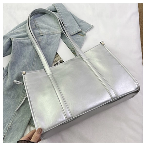 Detailansicht der silbernen Metallic-Tasche aus strukturiertem Kunstleder mit Nieten
