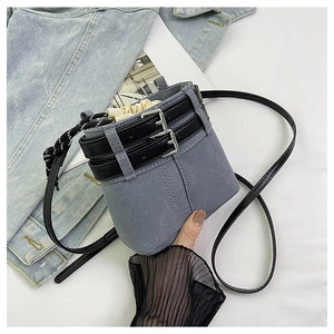 Dettaglio della mini borsa a secchiello in denim con coulisse e cinturini neri