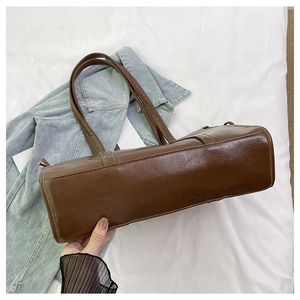 Detailaufnahme des dunkelbraunen PU-Leder-Shoppers mit glatter und polierter Textur