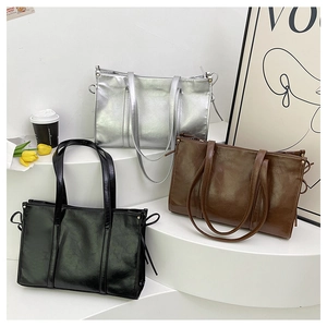 Detailansicht großer minimalistischer Shopper in Schwarz, Braun und Silber mit Seitenband