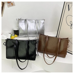 Detaillierter Vergleich von drei Vintage-Leder-Einkaufstaschen in Silber, Schwarz und Kaffee