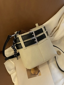 Secchiello in camoscio beige opaco con cinturini neri e finiture in metallo argento