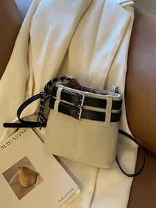 Elegante borsa a secchiello crema con cinturini neri e tracolla lunga rimovibile