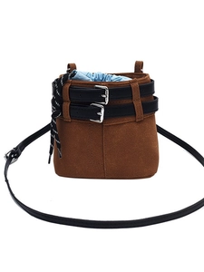 Borsa a secchiello in pelle opaca marrone con cinture nere decorative e coulisse
