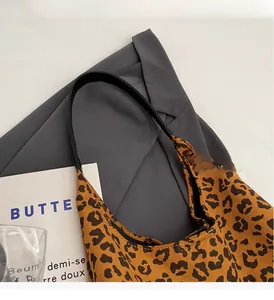 Gros plan du sac cabas léopard avec poignée en similicuir noir robuste et coutures