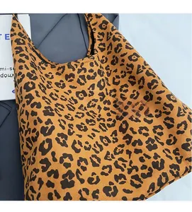 Gros plan d'un sac cabas léopard montrant sa texture douce en daim et ses motifs