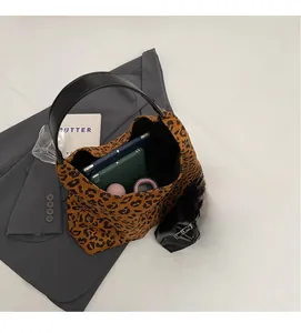 Intérieur spacieux du sac cabas léopard avec rangement pour tablette et maquillage