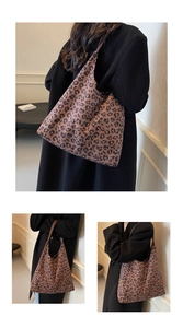 Vues détaillées d'un grand sac cabas imprimé léopard avec texture toile et bandoulière