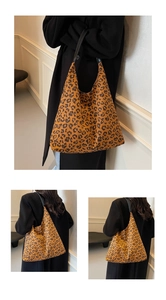 Gros plan sur le sac hobo léopard montrant sa grande capacité et sa large bandoulière