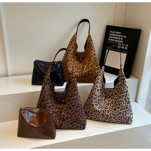 Ensemble de cabas à imprimé léopard et pochettes en cuir sur des marches