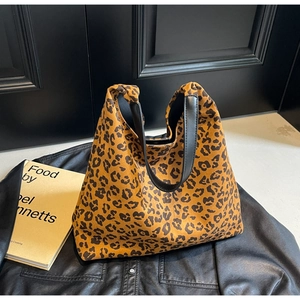 Détail du sac cabas à imprimé léopard avec poignée en cuir noir et textile doux