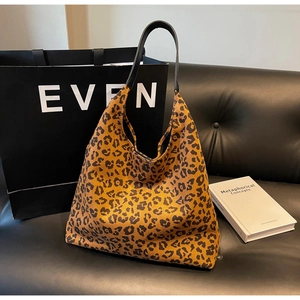 Détail du grand sac hobo léopard avec bandoulière en cuir noir et toile souple de qualité