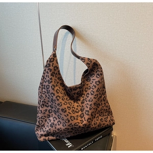 Détail du sac hobo léopard vintage avec texture en tissu épais et bandoulière en cuir brun