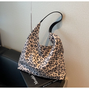 Détail du sac hobo avec motif léopard classique et large bandoulière noire robuste