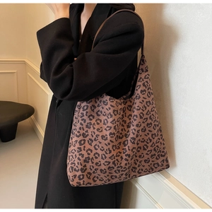 Détail du sac cabas à imprimé léopard avec grande capacité et bandoulière sur le modèle