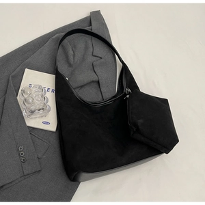 Vue détaillée du sac fourre-tout en daim noir avec pochette amovible et lanière en cuir