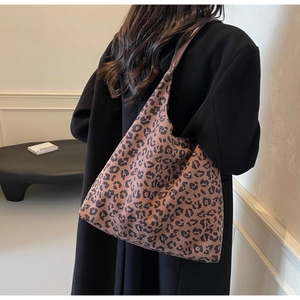Détail du sac cabas vintage à imprimé léopard avec bretelles en cuir de qualité