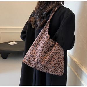 Vue détaillée d'un grand sac fourre-tout vintage à imprimé léopard avec manteau