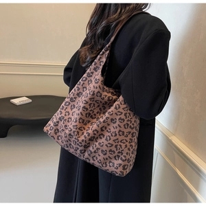 Détail d'un grand sac fourre-tout imprimé léopard porté à l'épaule pour le quotidien