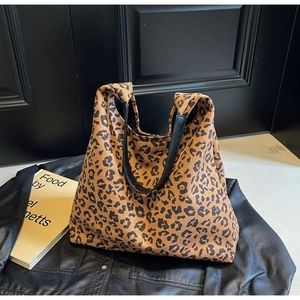 Vue détaillée du sac hobo à imprimé léopard avec une large bandoulière en cuir noir