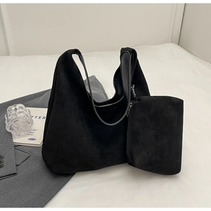 Détail d'un sac hobo en daim noir avec sa petite pochette zippée assortie de luxe