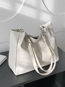 Minimalist cream white large capacity tote bag with silver chain strap and leather texture