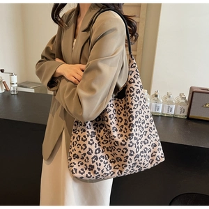 Détail du sac cabas vintage léopard montrant sa grande capacité et sa bandoulière noire