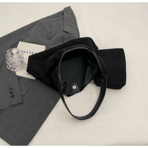 Vue détaillée du sac cabas en daim noir avec fermoir magnétique et petite pochette